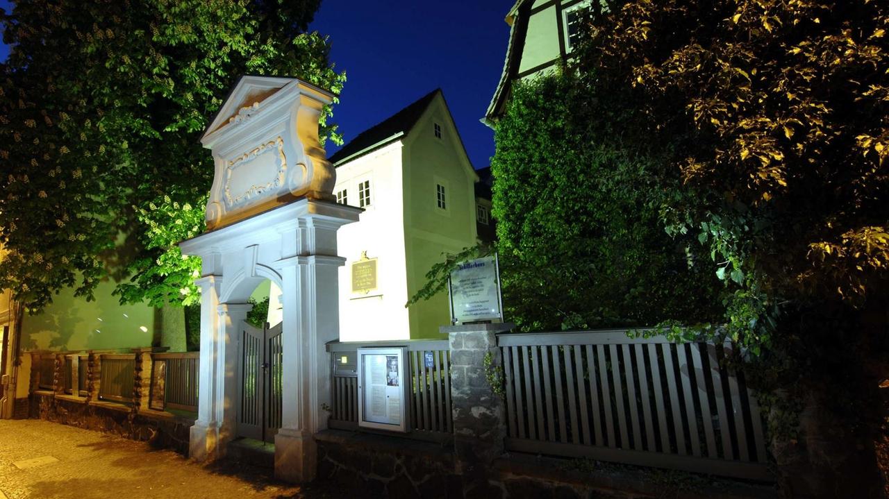 Das Schillerhaus in Leipzig-Gohlis, aufgenommen am Abend des 12.05.2005. Das Baudenkmal aus dem 18. Jahrhundert beherbergt ein Museum und ist nach dessen Angaben die älteste Literaturgedenkstätte Deutschlands. Das Schillerhaus in Leipzig-Gohlis, aufgenommen am Abend des 12.05.2005. Das Baudenkmal aus dem 18. Jahrhundert beherbergt ein Museum und ist nach dessen Angaben die älteste Literaturgedenkstätte Deutschlands.