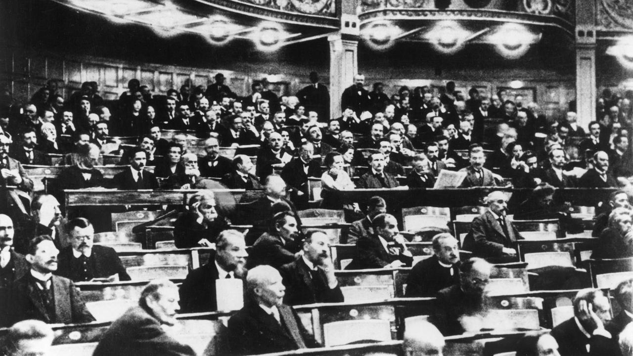 Die erste Sitzung der Weimarer Nationalversammlung am 6. Februar 1919 im Nationaltheater in Weimar. Blick in das Theater, wo die Parlamentarier auf ihren Plätzen sitzen.