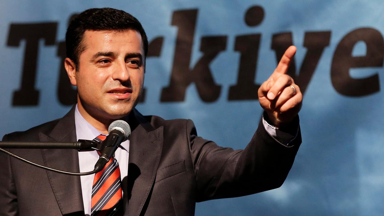 Selahattin Demirtas, der Vorsitzende der kurdischen Demokratischen Partei der Völker (HDP), spricht vor der Präsidentenwahl auf einer Kundgebung in Istanbul. Selahattin Demirtas, der Vorsitzende der kurdischen Demokratischen Partei der Völker (HDP), spricht vor der Präsidentenwahl auf einer Kundgebung in Istanbul.