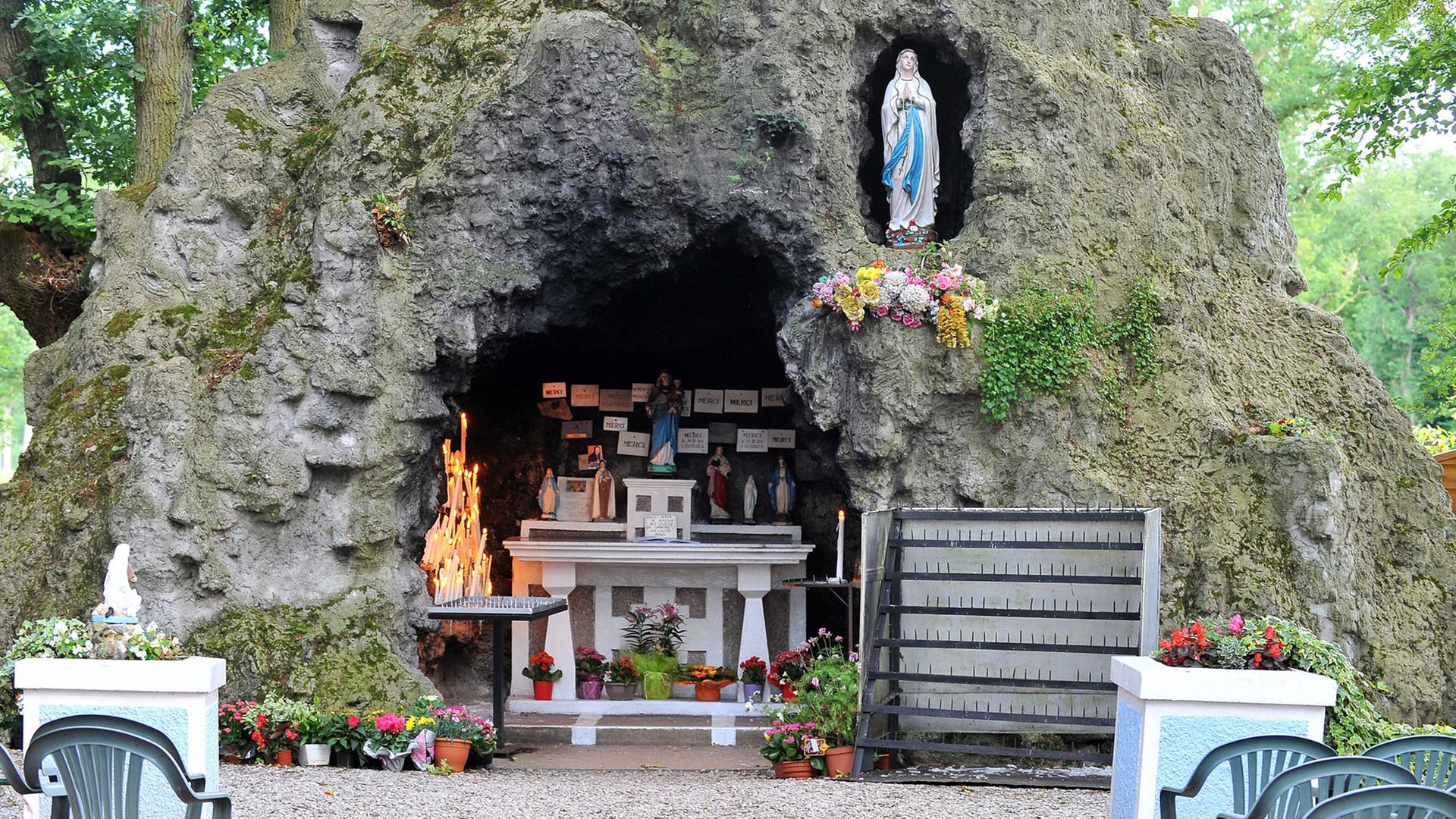 Die heilige Grotte in Lourdes Die heilige Grotte in Lourdes