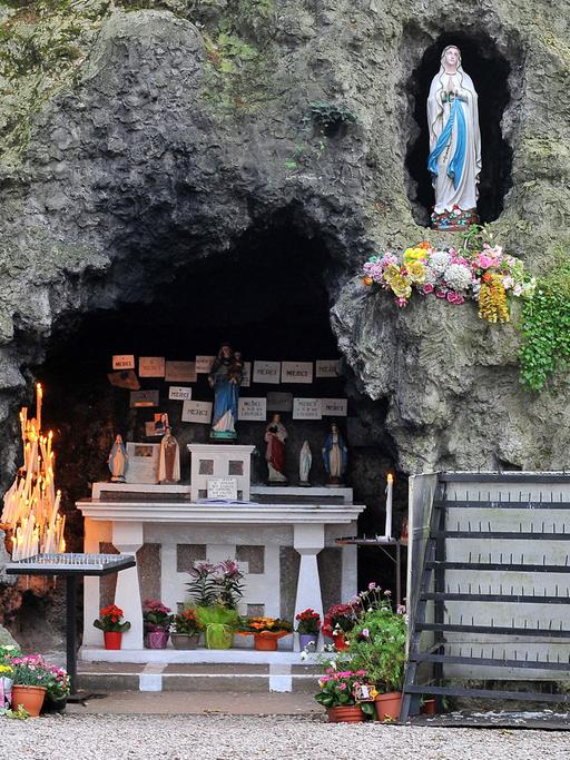 Die heilige Grotte in Lourdes