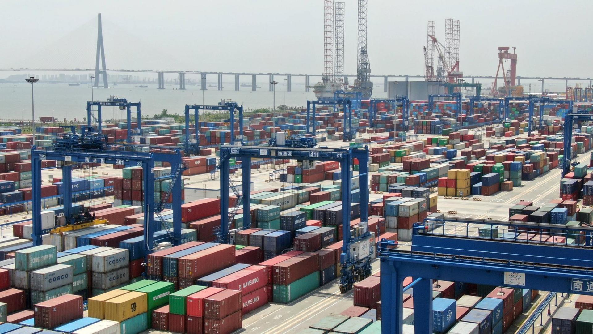 Zahlreiche Frachtcontainer stehen in einem Hafen im chinesischen Nantong. Zahlreiche Frachtcontainer stehen in einem Hafen im chinesischen Nantong.