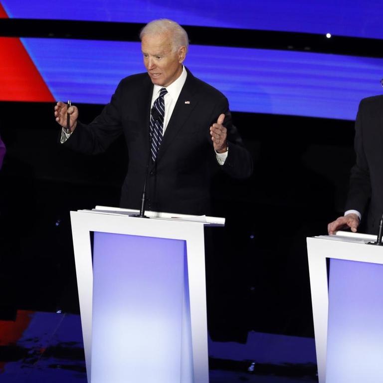 Debatte der US-Demokraten im Januar 2020. Auf dem Bild die bislang aussichtsreichsten Kandidaten: Senatorin Elizabeth Warren, der ehemalige Vizepräsident Joe Biden sowie Senator Bernie Sanders.