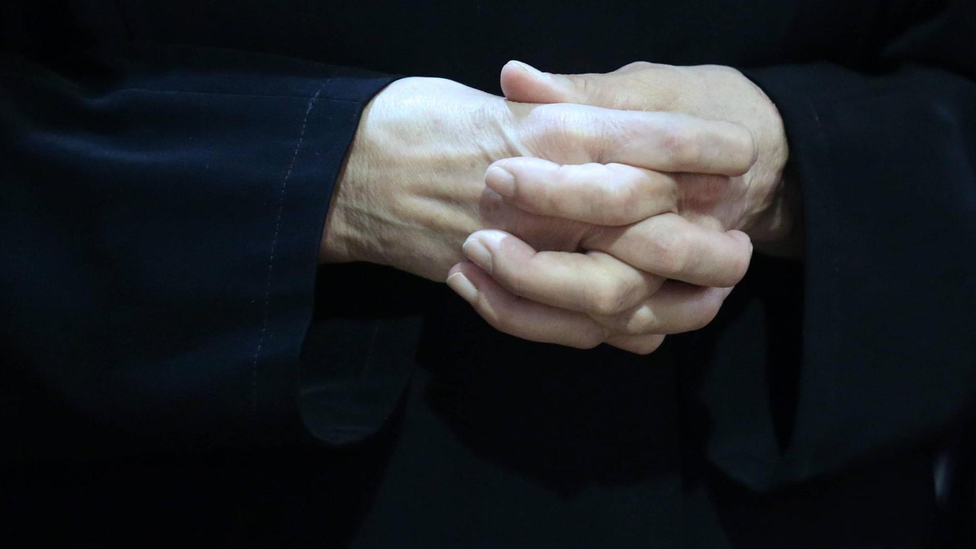 Die zum Gebet gefalteten Hände eines Gottesdienstbesuchers in der Kathedrale von Zagreb Die zum Gebet gefalteten Hände eines Gottesdienstbesuchers in der Kathedrale von Zagreb