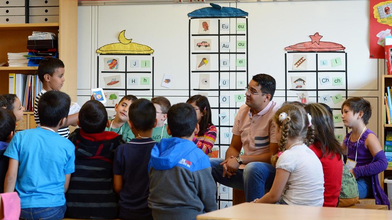 Der Lehrer Timur Kumlu unterrichtet an der Henri-Dunant-Schule in Frankfurt Mädchen und Jungen aus drei ersten Klassen in islamischer Religion Der Lehrer Timur Kumlu unterrichtet an der Henri-Dunant-Schule in Frankfurt Mädchen und Jungen aus drei ersten Klassen in islamischer Religion