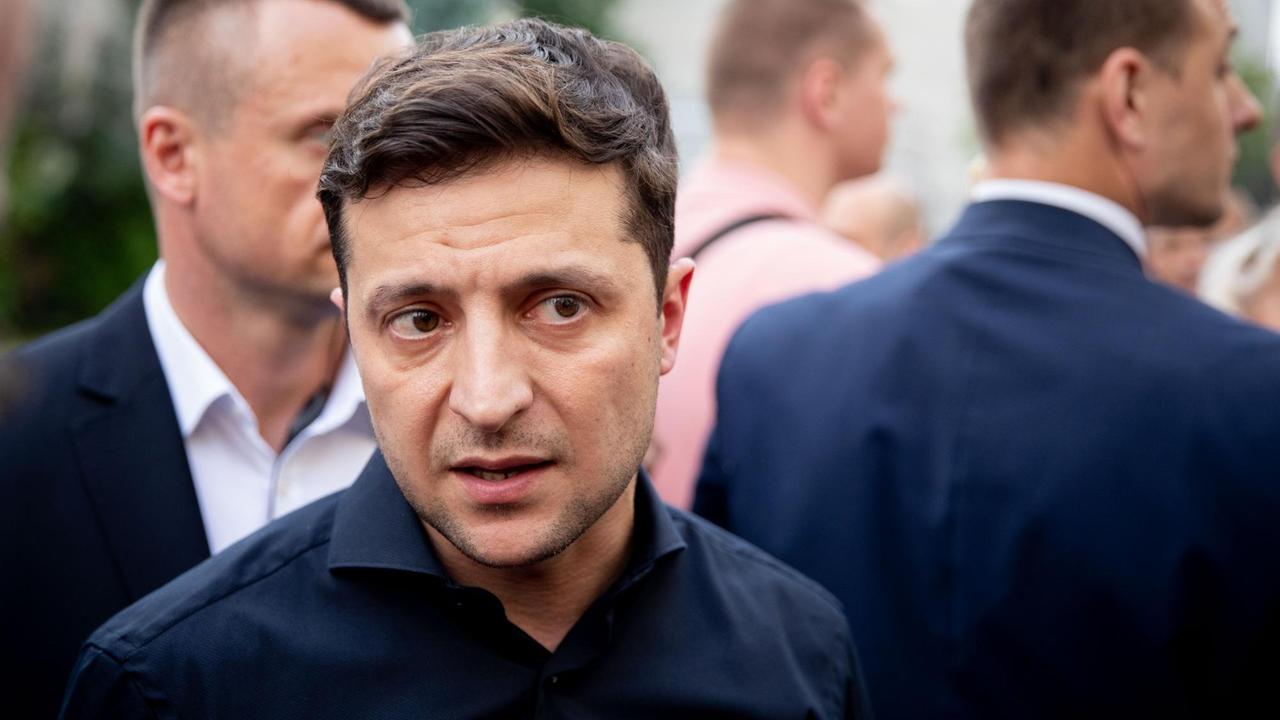 Wolodymyr Selenskij (M.), Präsident der Ukraine, spricht nach einem Treffen mit dem deutschen und französischen Außenminister mit Journalisten, aufgenommen im Mai 2019 in Kiew. Wolodymyr Selenskij (M.), Präsident der Ukraine, spricht nach einem Treffen mit dem deutschen und französischen Außenminister mit Journalisten, aufgenommen im Mai 2019 in Kiew.