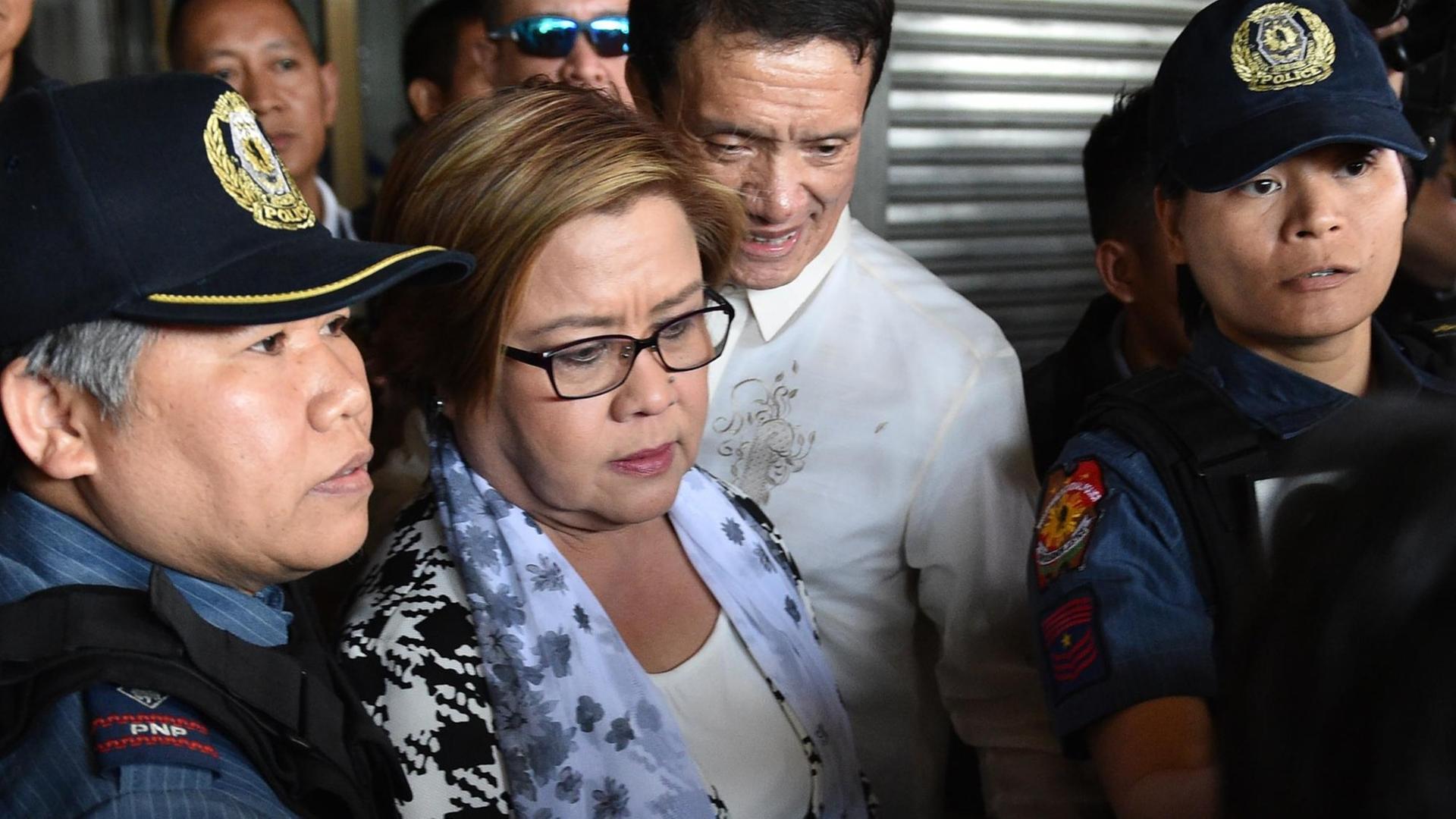 Die Senatorin und ehemalige Justizministerin Leila De Lima bei ihrer Verhaftung. Die Senatorin und ehemalige Justizministerin Leila De Lima bei ihrer Verhaftung.