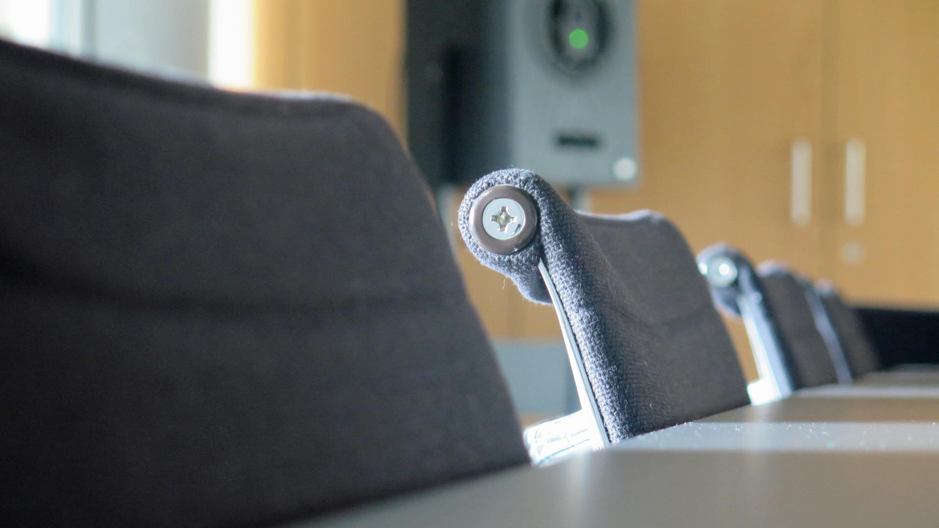 Stühle an einem Konferenztisch Stühle an einem Konferenztisch
