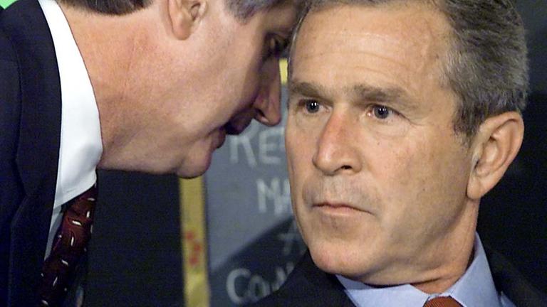US-Präsident George W. Bush wird über den Angriff auf sein Land informiert, während er in Florida eine Schulklasse besucht, 11. September 2001