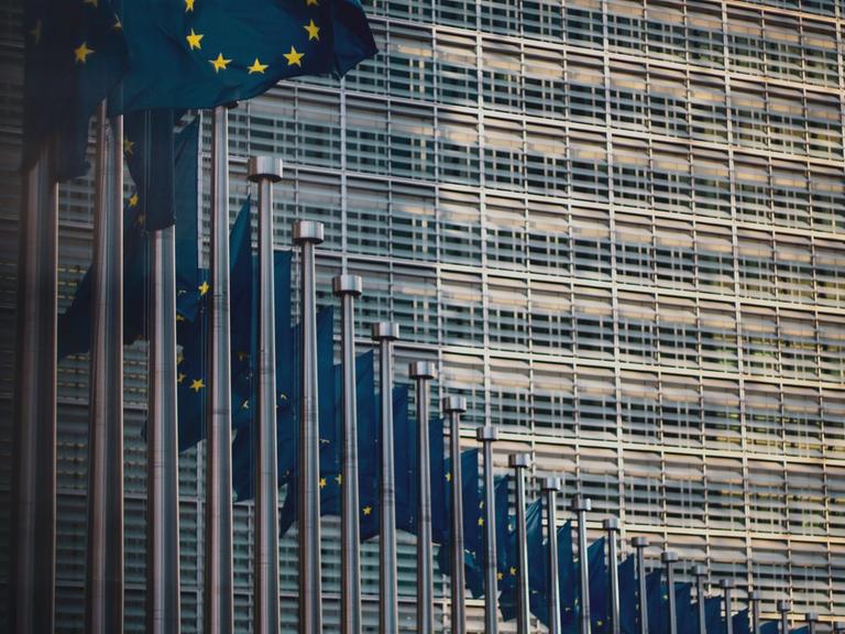 EU-Flaggen vor einem Gebäude der EU-Kommission in Brüssel