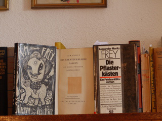 Bücher von Alexander Moritz Frey, dessen Werke bei der Bücherverbrennung am 10. Mai 1933 von den Nazis vernichtet wurden.