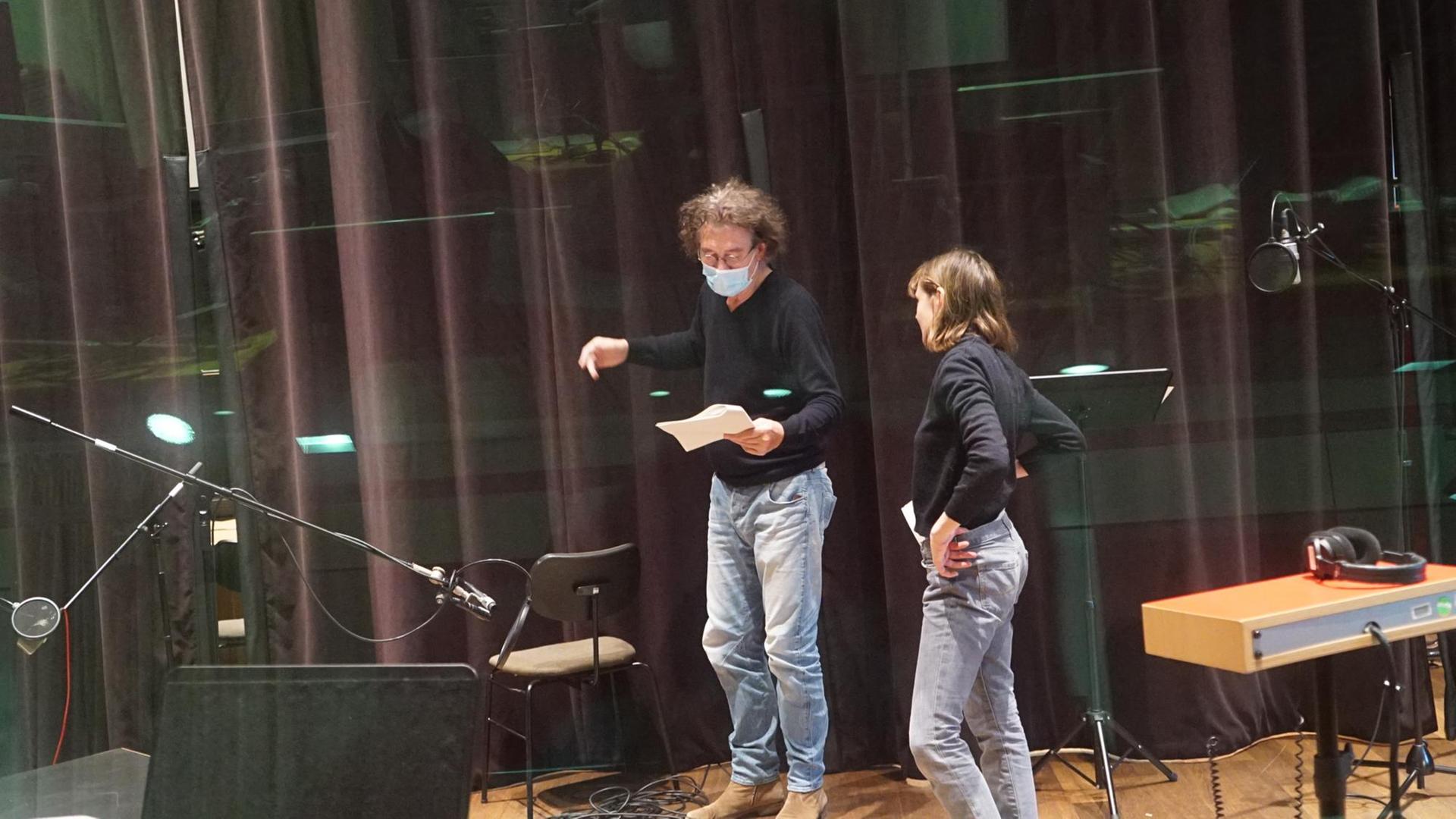 Komponist udn Hörspielregisseur Klaus Buhlert bei der Arbeit im Studio, während der Sprachaufnahmen mit Schauspielerin Elisa Plüss Komponist udn Hörspielregisseur Klaus Buhlert bei der Arbeit im Studio, während der Sprachaufnahmen mit Schauspielerin Elisa Plüss