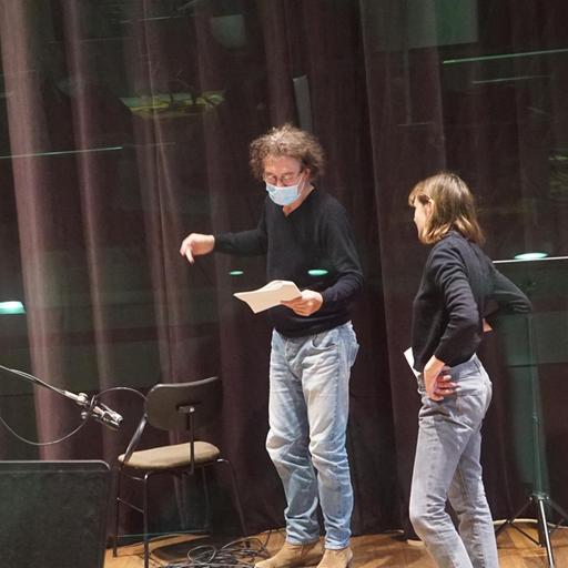 Komponist udn Hörspielregisseur Klaus Buhlert bei der Arbeit im Studio, während der Sprachaufnahmen mit Schauspielerin Elisa Plüss