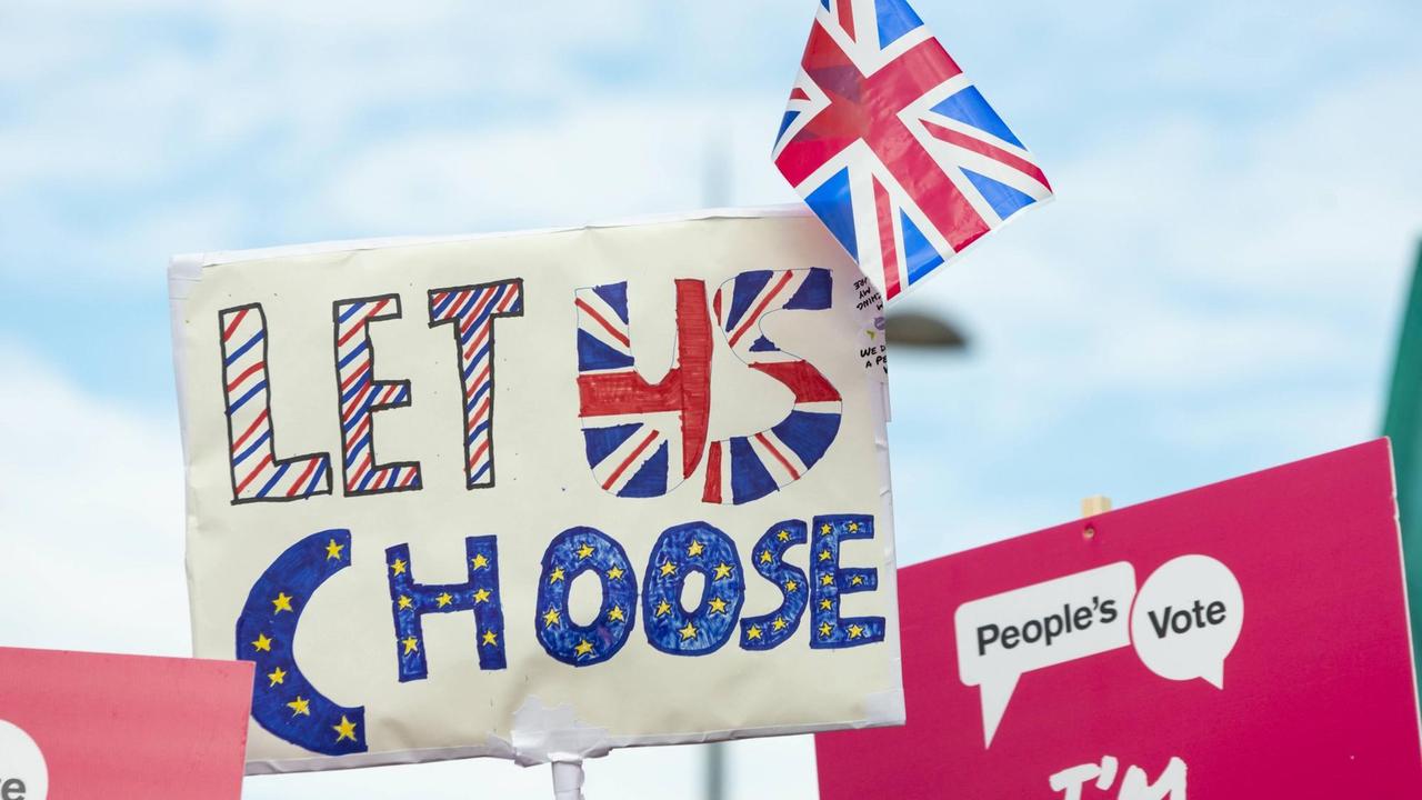 "Let us choose" steht auf einem Plakat bei einer Anti-Brexit-Demonstration in London "Let us choose" steht auf einem Plakat bei einer Anti-Brexit-Demonstration in London