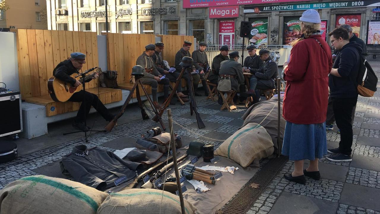 In Soldatenuniform verkleidete Menschen bereiten sich auf ihr Konzert vor In Soldatenuniform verkleidete Menschen bereiten sich auf ihr Konzert vor