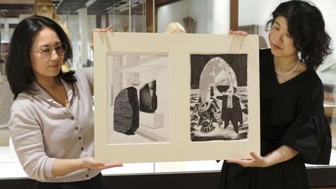 Auf dem Bild präsentieren zwei Japanerinnen Original-Zeichnungen aus der Manga-Serie "Munakata Kyouju" (Professor Munakata) von Yukinobu Hoshino im British Museum.