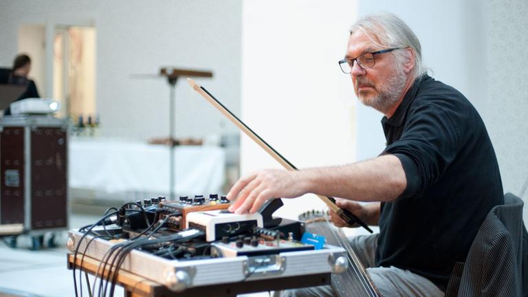 Der Klangkünstler und Komponist Werner Cee in Vorbereitung der Live-Performance seiner KLIMA l ANLAGE Der Klangkünstler und Komponist Werner Cee in Vorbereitung der Live-Performance seiner KLIMA l ANLAGE
