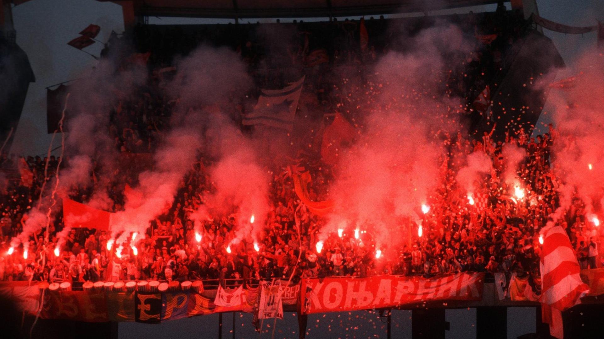 Bengalische Feuer im Fanblock von Roter Stern Belgrad beim Finale des Europapokals der Landesmeister 1990-1991 in Bari. Bengalische Feuer im Fanblock von Roter Stern Belgrad beim Finale des Europapokals der Landesmeister 1990-1991 in Bari.