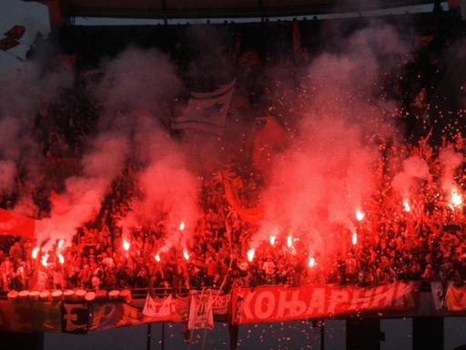 Bengalische Feuer im Fanblock von Roter Stern Belgrad beim Finale des Europapokals der Landesmeister 1990-1991 in Bari.