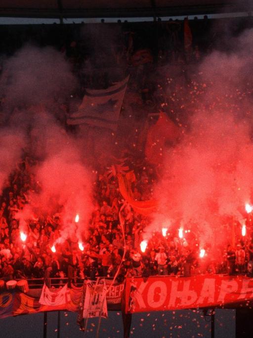 Bengalische Feuer im Fanblock von Roter Stern Belgrad beim Finale des Europapokals der Landesmeister 1990-1991 in Bari.