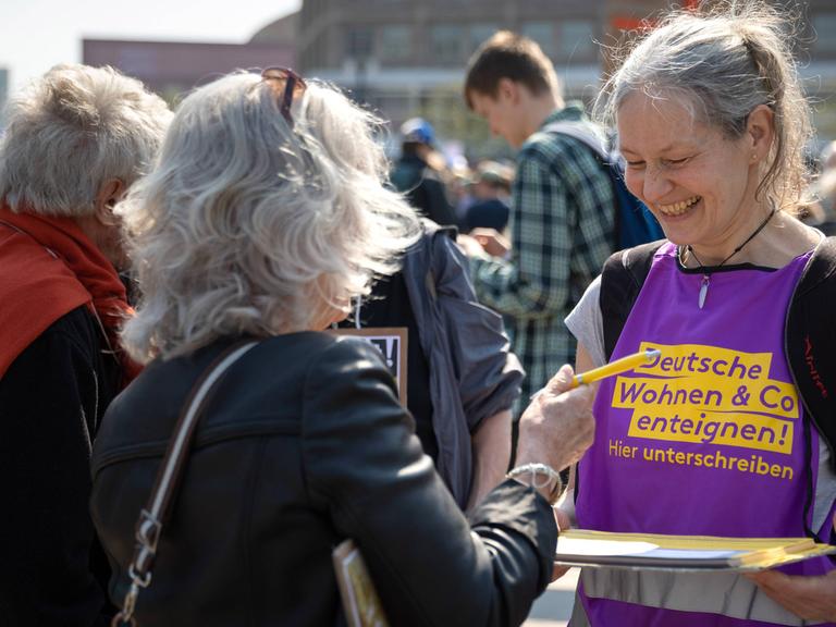 Start des Volksbegehren Deutsche Wohnen & Co enteignen - Aktivisten des Volksbegehrens Deutsche Wohnen & Co enteignen sammeln am Auftakt der Mietenwahsinn-Demonstration auf dem Alexanderplatz in Berlin - Mitte Unterschriften. Berlin Berlin Deutschland