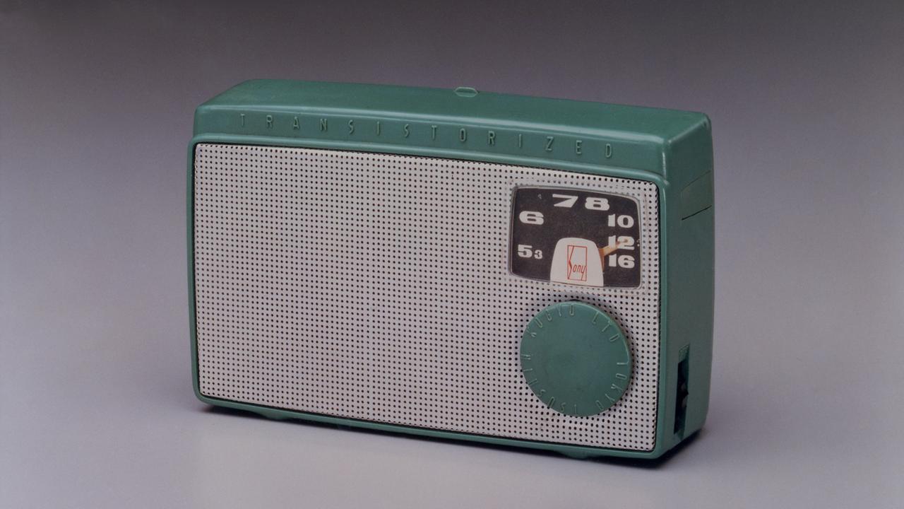 Das im Jahr 1950 entwickelte Transistorradio TR-55. Der japanische Unternehmer Masura Ibuka erkannte rechtzeitig die Bedeutung des Transistors, erwarb Patente und legte mit dem batteriebetriebenen und 560 Gramm leichten Sony TR-55 den Grundstein für die Weltmacht des Unternehmens. Das im Jahr 1950 entwickelte Transistorradio TR-55. Der japanische Unternehmer Masura Ibuka erkannte rechtzeitig die Bedeutung des Transistors, erwarb Patente und legte mit dem batteriebetriebenen und 560 Gramm leichten Sony TR-55 den Grundstein für die Weltmacht des Unternehmens.