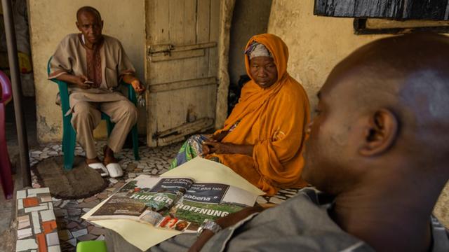 Die beiden Familien schauen sich alte Zeitungsartikel über den Tod von Fodé und Yaguine an.Im Bild ein alter Artikel aus dem Stern: Flug der Hoffnung