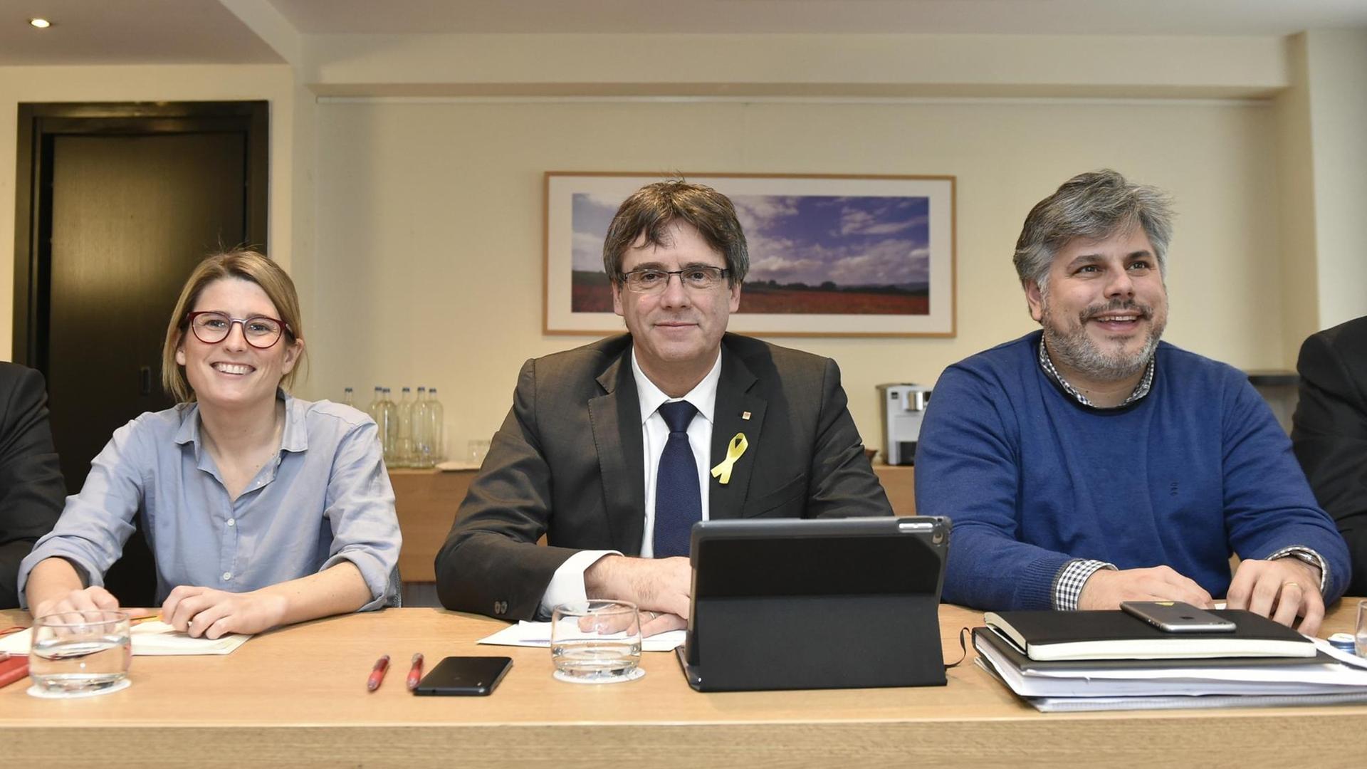Die 41 Jahre alte Wirtschaftswissenschaftlerin Elsa Artadi (links) könnte Charles Puigdemont (mitte) beerben. Rechts im Bild: Albert Bate