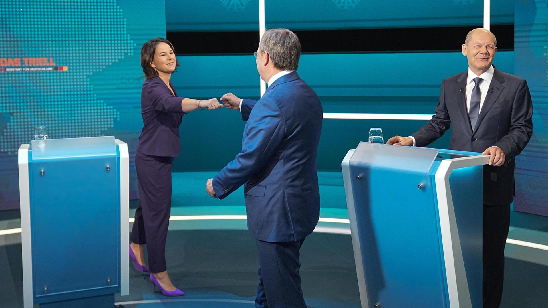 Die Kanzlerkandidaten Armin Laschet (M CDU), Annalena Baerbock (l, Bündnis 90/Die Grünen) und Olaf Scholz (SPD) begrüßen sich vor der Sendung im Fernseh-Studio in Berlin-Adlershof.