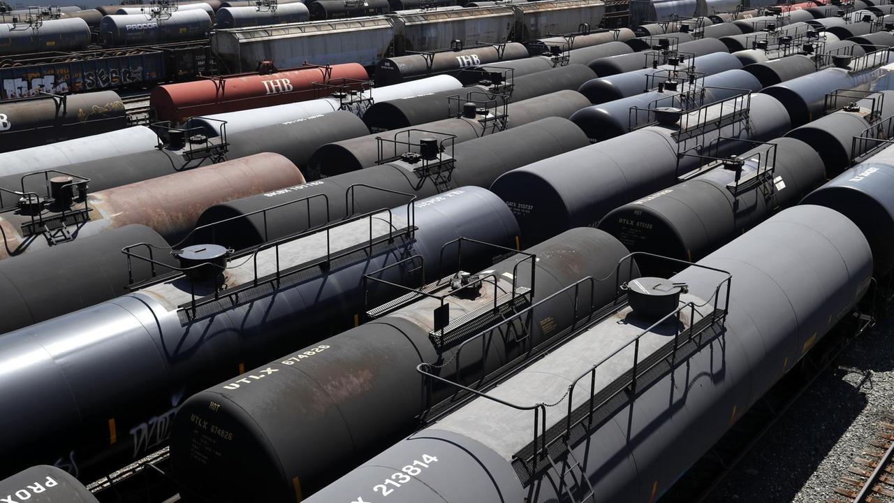 Durch die sinkende Nachfrage infolge der Coronakrise bringt die Nachfrage zum Erliegen. Im Bild: Öltanks auf Zügen in Chicago/USA.