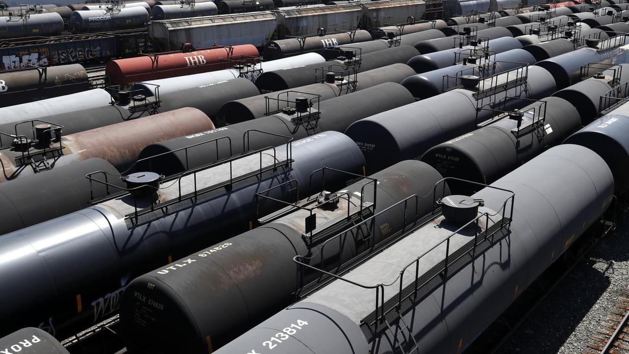 Durch die sinkende Nachfrage infolge der Coronakrise bringt die Nachfrage zum Erliegen. Im Bild: Öltanks auf Zügen in Chicago/USA. Durch die sinkende Nachfrage infolge der Coronakrise bringt die Nachfrage zum Erliegen. Im Bild: Öltanks auf Zügen in Chicago/USA.