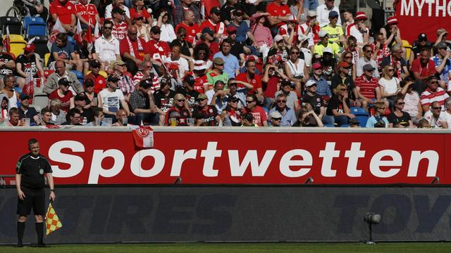 Arena in Düsseldorf bei einem Spiel am 06. 05. 2018: Der Schiedsrichter Assistent vor der Werbebande, die Werbung für Sportwetten zeigt.