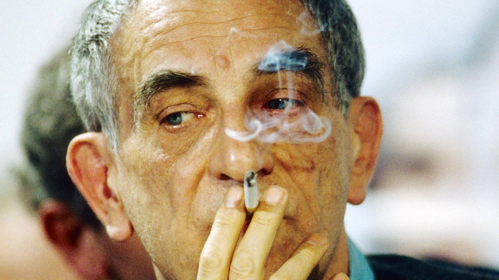Der polnische Regisseur Krzystof Kieslowski raucht eine Zigarette, er ist grauhaarig und schaut nachdenklich Der polnische Regisseur Krzystof Kieslowski raucht eine Zigarette, er ist grauhaarig und schaut nachdenklich