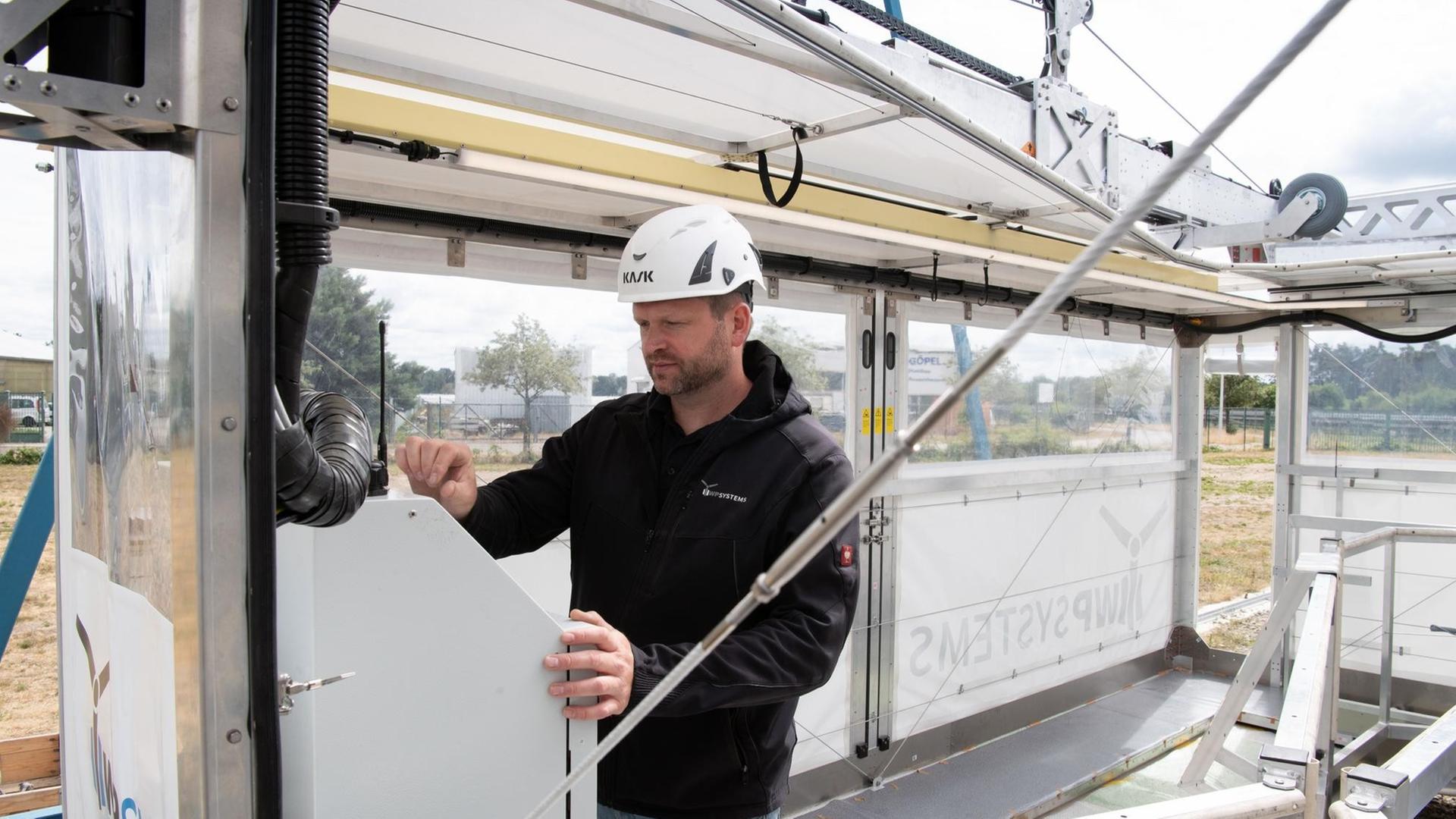 Ein Servicetechniker der WP Systems GmbH bedient die Plattform "Terra" zur Wartung von Windkraftanlagen an Land. Ein Servicetechniker der WP Systems GmbH bedient die Plattform "Terra" zur Wartung von Windkraftanlagen an Land.