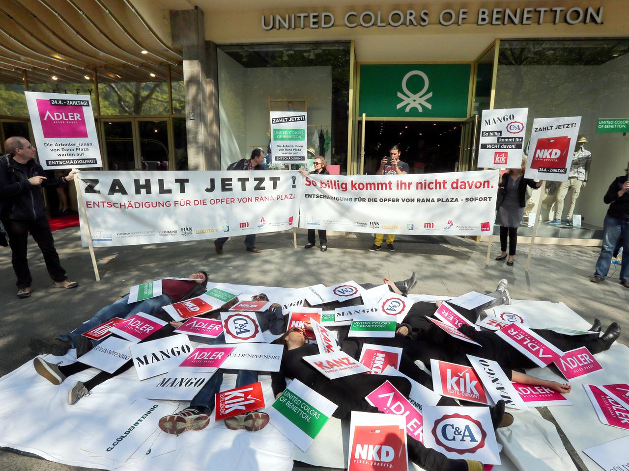 Aktivisten verschiedener Organisationen nehmen in Berlin an einer Aktion zum Jahrestag des Fabrikeinsturzes in Rana Plaza, Bangladesch teil. Aktivisten verschiedener Organisationen nehmen in Berlin an einer Aktion zum Jahrestag des Fabrikeinsturzes in Rana Plaza, Bangladesch teil.