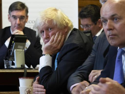 Jacob Rees Mogg (links) Boris Johnson (Mitte) und Iain Duncan Smith (rechts) hören am 11. September 2018 Fragen nach der Vorstellung der Studie 'A World Trade Deal: The Complete Guide'. Jacob Rees-Mogg stellte die Studie einer Gruppe von Wirtschaftswissenschaftlern an diesem Tag vor.