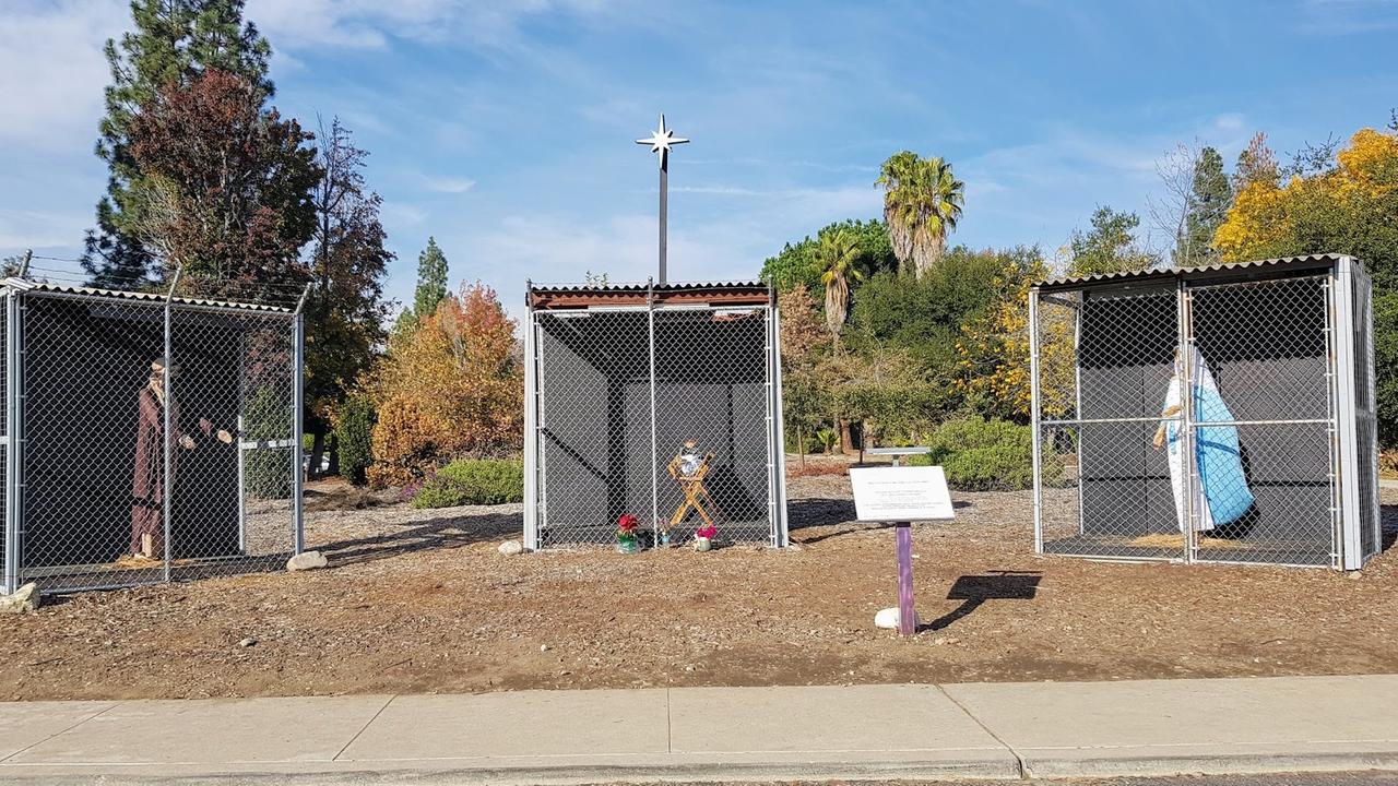 Die Krippe der Claremont United Methodist Church in der Nähe von Los Angeles ist auch 2019 wieder hochpolitisch. Jesus, Maria und Josef wurden in Käfige gesperrt - aus Protest, gegen die Migrationspolitik des US-Präsidenten Donald Trump. Die Krippe der Claremont United Methodist Church in der Nähe von Los Angeles ist auch 2019 wieder hochpolitisch. Jesus, Maria und Josef wurden in Käfige gesperrt - aus Protest, gegen die Migrationspolitik des US-Präsidenten Donald Trump.