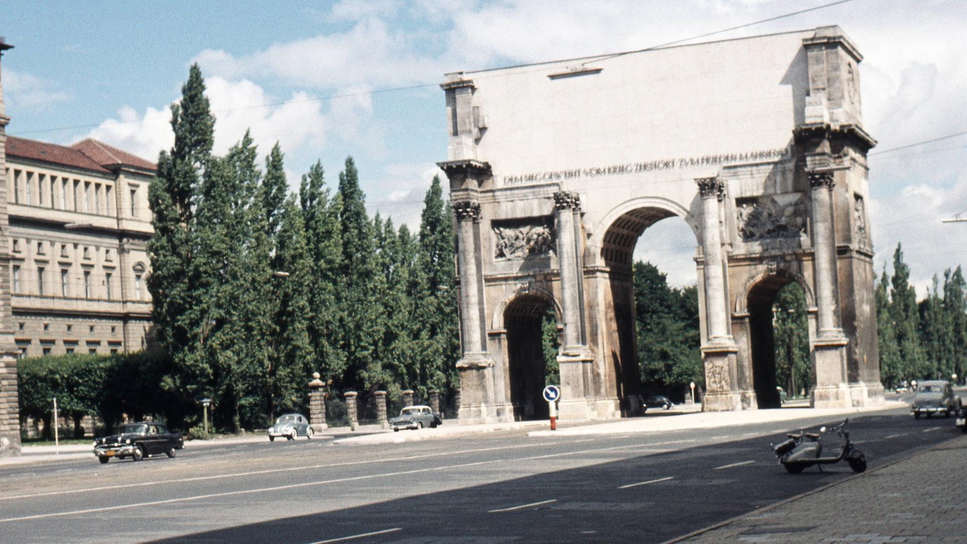 Der Münchner Stadtteil Schwabing mit dem Siegestor an der Leopoldstraße 1958. Deutschland München Altstadt Bohème, Schickeria Der Münchner Stadtteil Schwabing mit dem Siegestor an der Leopoldstraße 1958. Deutschland München Altstadt Bohème, Schickeria