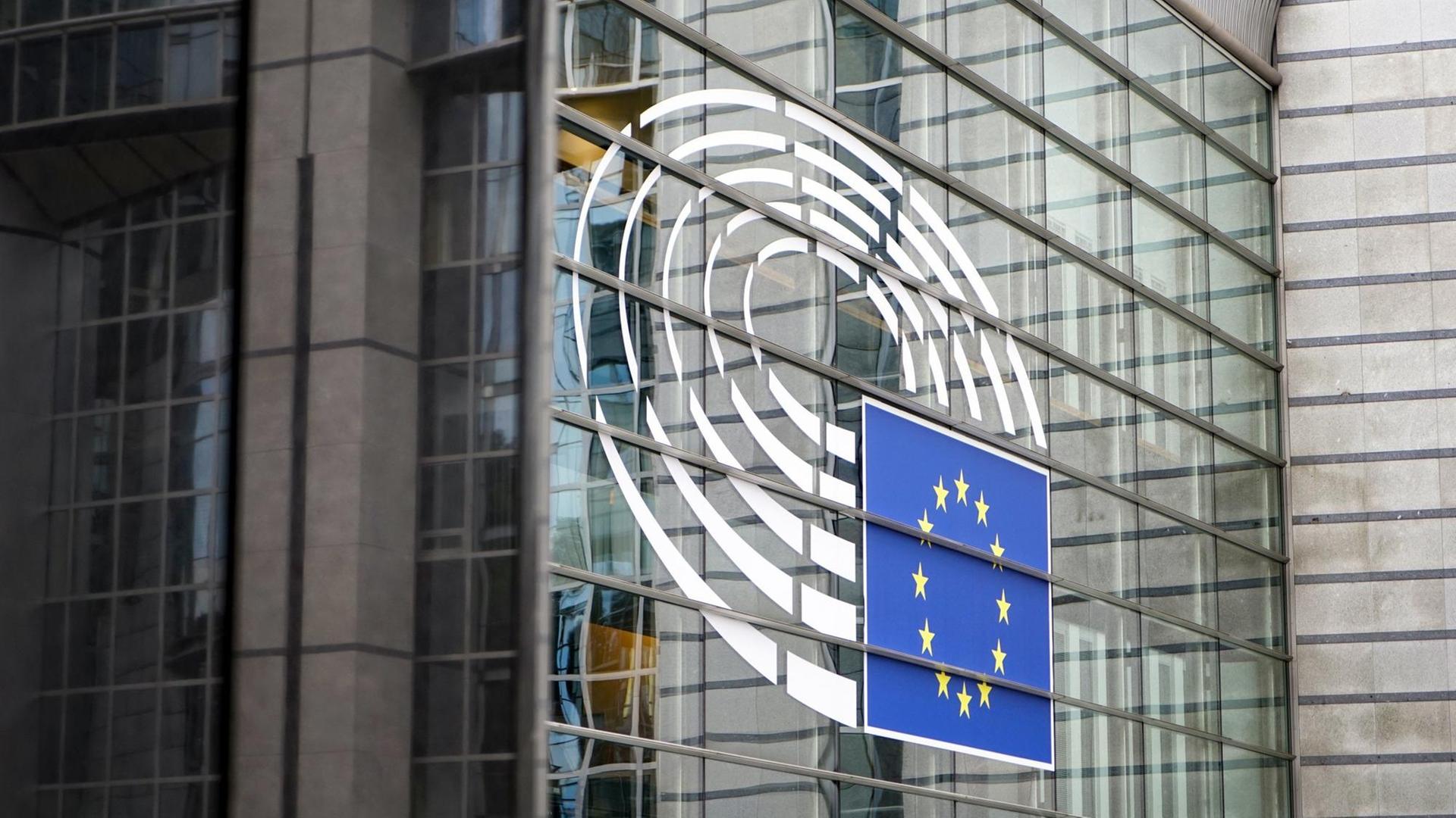 Belgien: EU-Logo am Europäischen Parlamentsgebäude in Brüssel. Foto vom 11. September 2016. Belgien: EU-Logo am Europäischen Parlamentsgebäude in Brüssel. Foto vom 11. September 2016.
