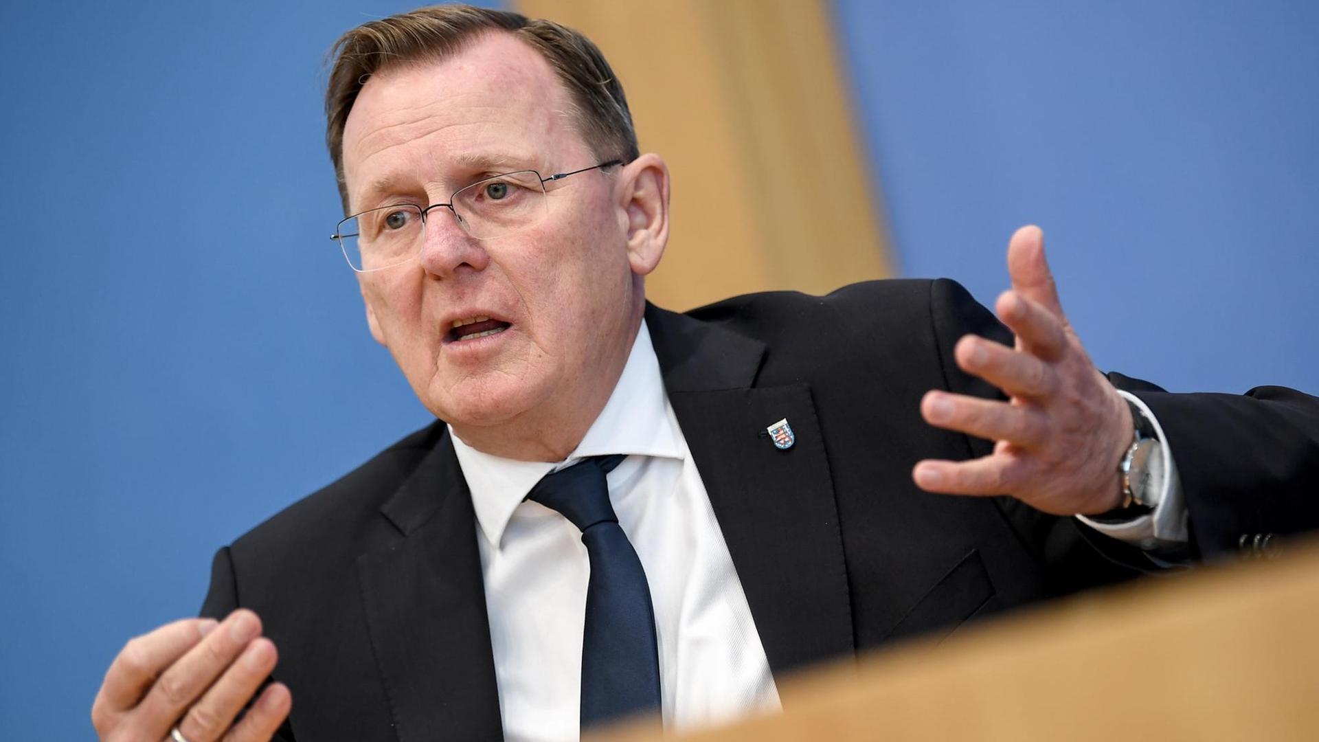 Bodo Ramelow, Spitzenkandidat des Landesverbandes Thüringen der Partei Die Linke und Ministerpräsident von Thüringen gibt eine Pressekonferenz über den Ausgang der Landtagswahl am 28.10.2019 Bodo Ramelow, Spitzenkandidat des Landesverbandes Thüringen der Partei Die Linke und Ministerpräsident von Thüringen gibt eine Pressekonferenz über den Ausgang der Landtagswahl am 28.10.2019