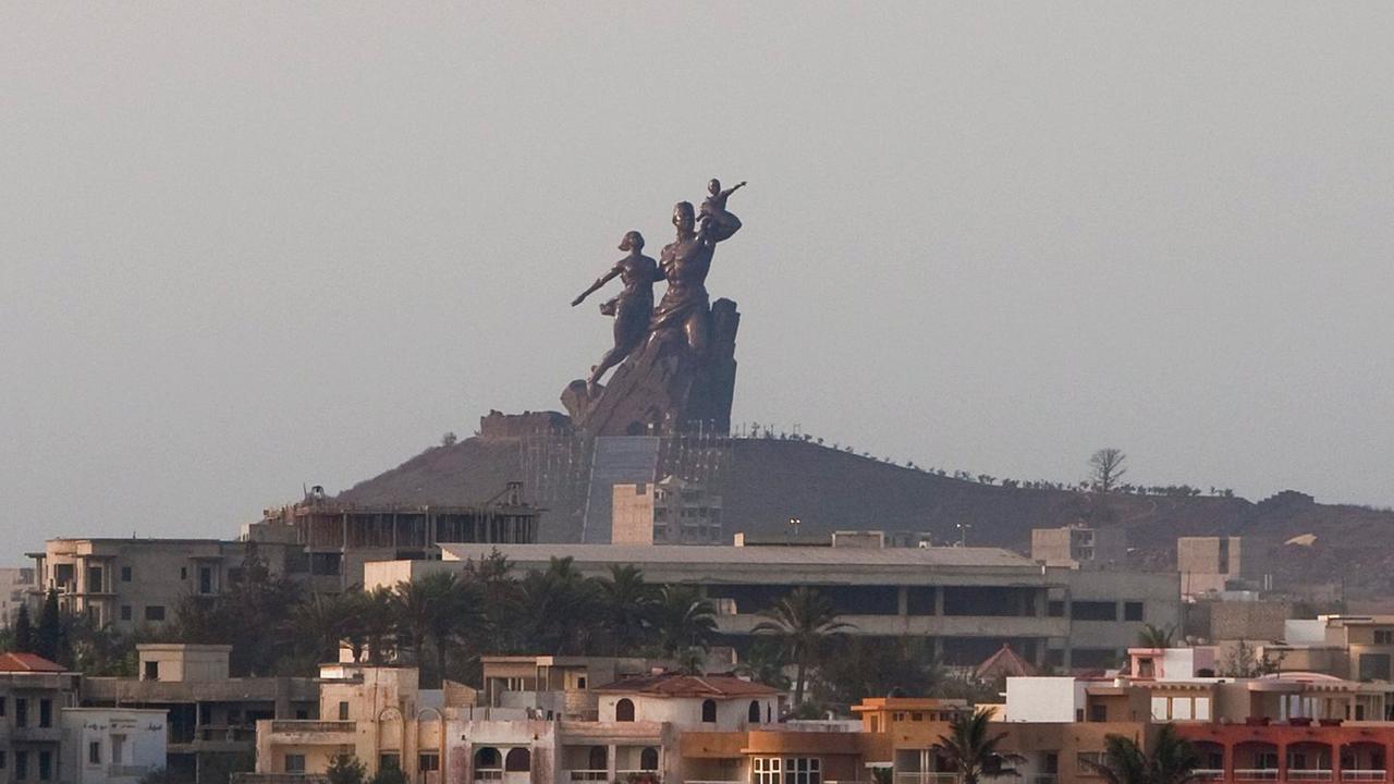 Die Ansicht von Dakar auf das "Monument de la Renaissance Africaine".