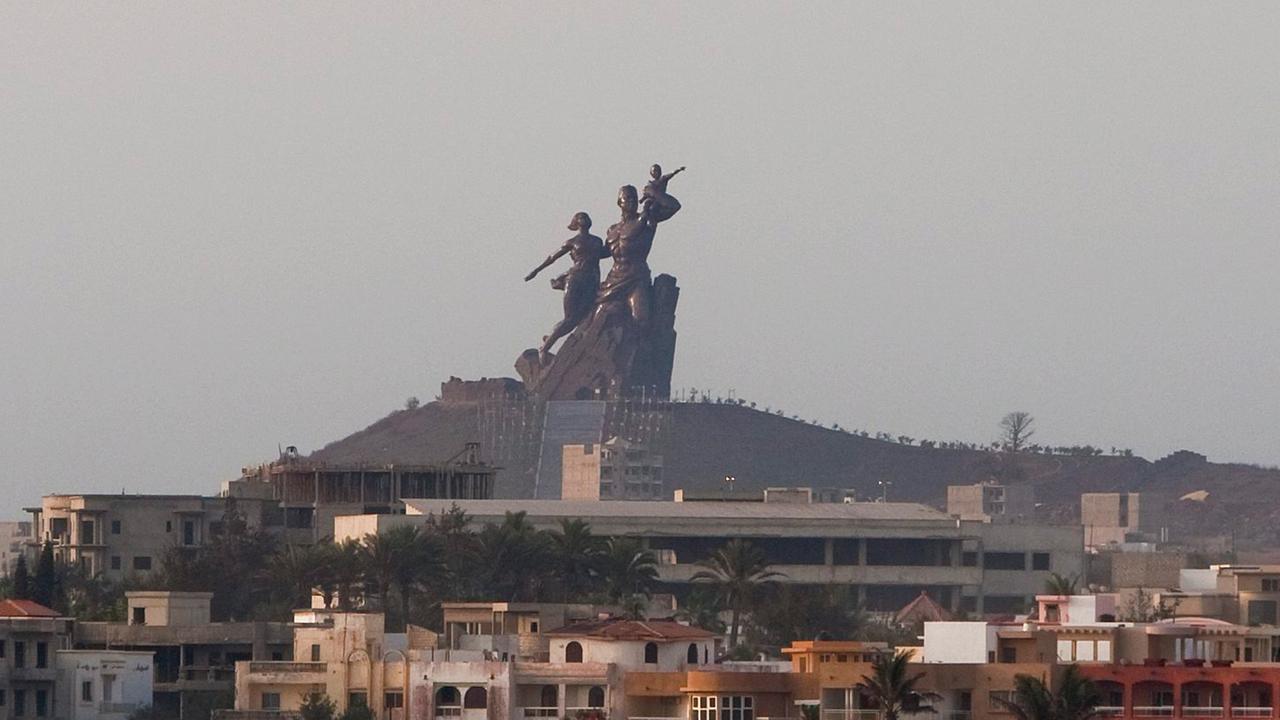 Die Ansicht von Dakar auf das "Monument de la Renaissance Africaine". Die Ansicht von Dakar auf das "Monument de la Renaissance Africaine".