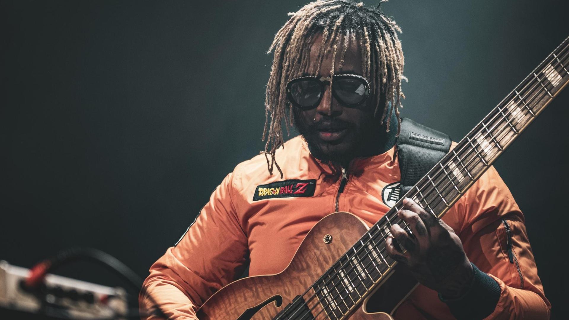Der US-amerikanische Bassist und Rapper Thundercat bei einem Konzert in Aarhus, Dänemark, im Dezember 2018. Der US-amerikanische Bassist und Rapper Thundercat bei einem Konzert in Aarhus, Dänemark, im Dezember 2018.