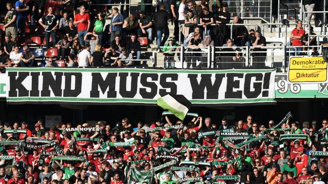 Ein gegen den Hannover-Präsidenten Martin Kind gerichtetes Fan-Transparent beim Spiel Hannover 96 gegen Eintracht Frankfurt.