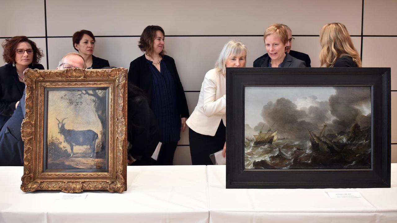 Die Gemälde "Landscape with goat" des Künstlers Willem Buytewech (1625-1670) (l) und "Ships in distress on a stormy sea" des Künstlers Jan Porcellis (1584-1632) stehen am 12.12.2016 in der Botschaft von Kanada in Berlin. Die Erben des jüdischen Kunstsammlers Max Stern stellen diese als NS-Raubkunst zurückerstattete Kunstwerke vor. Foto: Britta Pedersen/dpa-Zentralbild/dpa | Die Gemälde "Landscape with goat" des Künstlers Willem Buytewech (1625-1670) (l) und "Ships in distress on a stormy sea" des Künstlers Jan Porcellis (1584-1632) stehen am 12.12.2016 in der Botschaft von Kanada in Berlin. Die Erben des jüdischen Kunstsammlers Max Stern stellen diese als NS-Raubkunst zurückerstattete Kunstwerke vor. Foto: Britta Pedersen/dpa-Zentralbild/dpa |