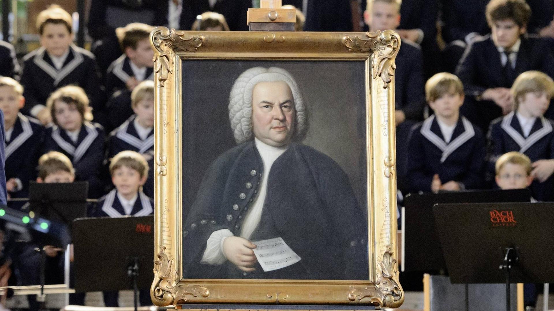 Eines der berühmtesten Porträts des Komponisten Johann Sebastian Bach (1685-1750). Das Haußmann-Porträt gilt als das einzig authentische, nach dem lebenden Objekt gemalte Bildnis Bachs. Das Bild zeigt Bach im Alter von etwa 60 Jahren mit einer eigenen Komposition, dem Canon triplex a 6 Voc: per J. S. Bach in der Hand. Eines der berühmtesten Porträts des Komponisten Johann Sebastian Bach (1685-1750). Das Haußmann-Porträt gilt als das einzig authentische, nach dem lebenden Objekt gemalte Bildnis Bachs. Das Bild zeigt Bach im Alter von etwa 60 Jahren mit einer eigenen Komposition, dem Canon triplex a 6 Voc: per J. S. Bach in der Hand.