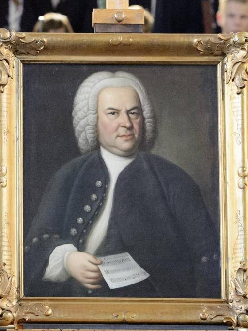 Eines der berühmtesten Porträts des Komponisten Johann Sebastian Bach (1685-1750). Das Haußmann-Porträt gilt als das einzig authentische, nach dem lebenden Objekt gemalte Bildnis Bachs. Das Bild zeigt Bach im Alter von etwa 60 Jahren mit einer eigenen Komposition, dem Canon triplex a 6 Voc: per J. S. Bach in der Hand.