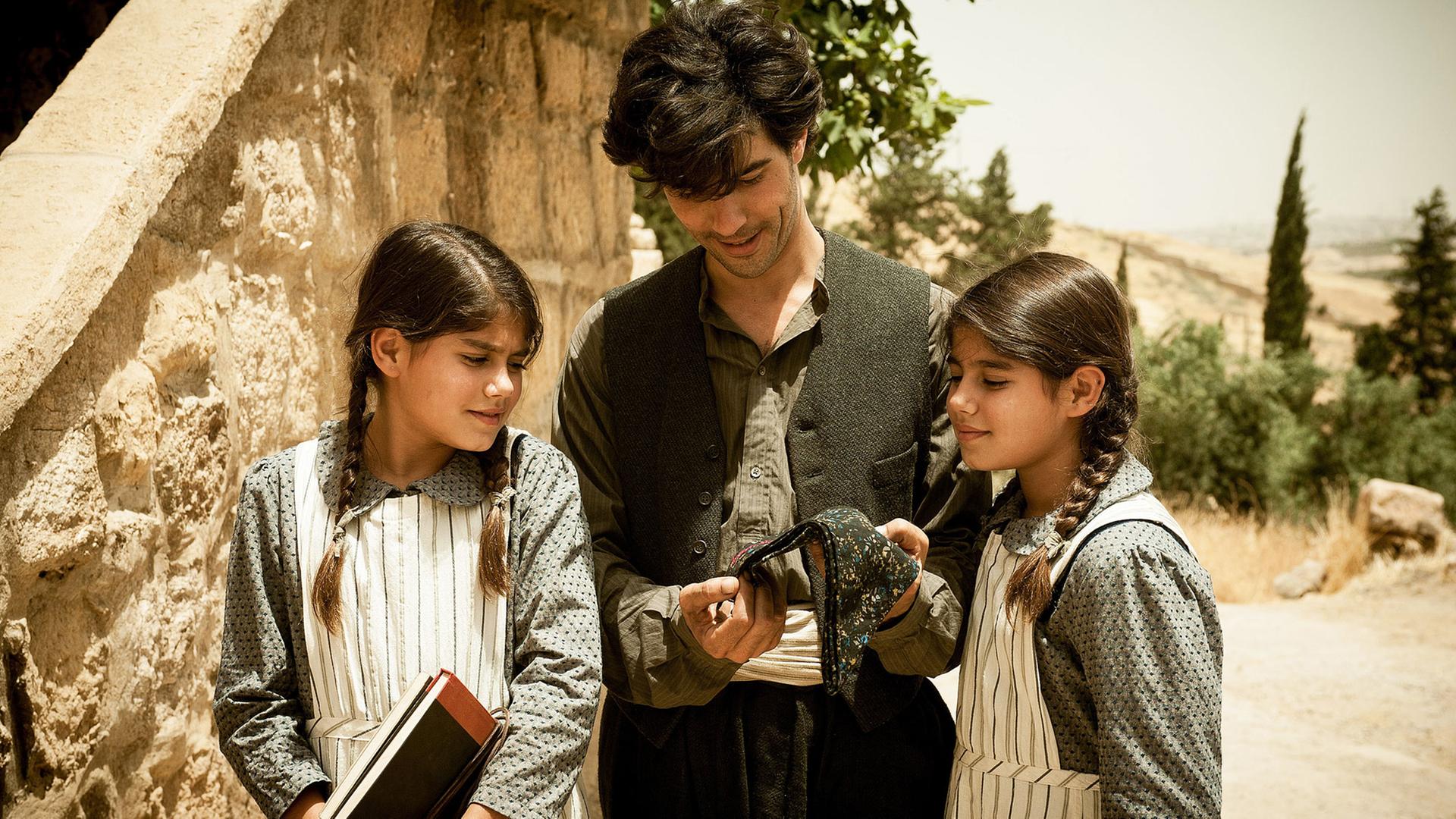 Nazaret (Tahar Rahim) mit seinen Zwillingstöchtern in Fatih Akins "The Cut" Nazaret (Tahar Rahim) mit seinen Zwillingstöchtern in Fatih Akins "The Cut"