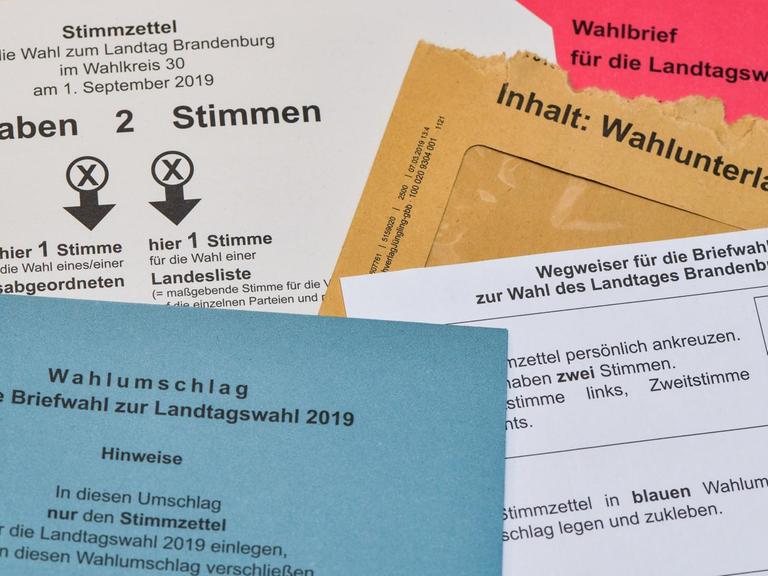 Auf einem Tisch liegen Wahlunterlagen zur Landtagswahl in Brandenburg.