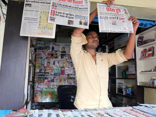 Indian newspaper vendor arrange the evening editions of the Hindi newspapers with the headline about the Brexit in Bhopal, India, 24 June 2016. Brexit effected Indian markets and had lost nearly 1,090 points at one state after Britons in a referendum on 23 June have voted by a narrow margin to leave the European Union (EU). Media reports on early 24 June indicate that 51.9 per cent voted in favour of leaving the EU while 48.1 per cent voted for remaining in. EPA/SANJEEV GUPTA |